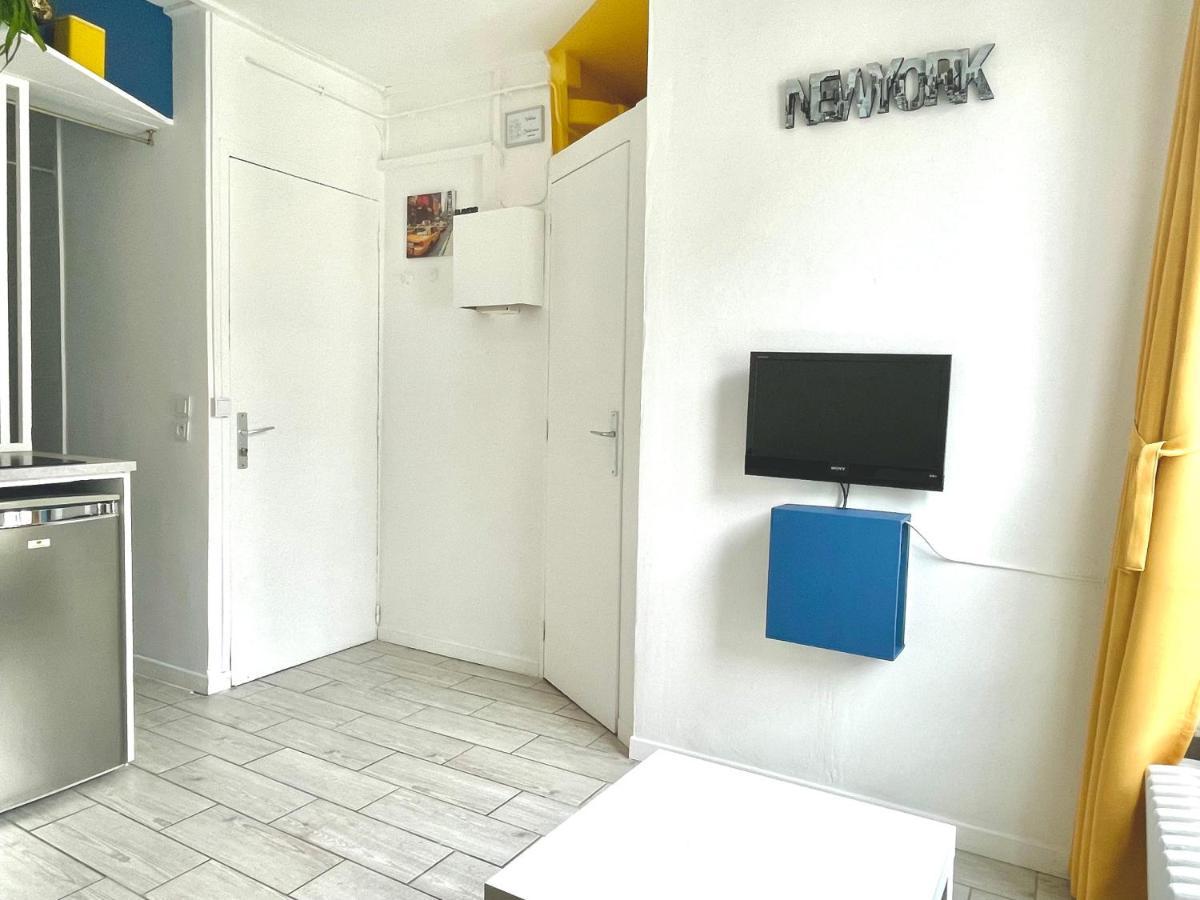 Appartement Tiny Studio - 12 M2 - Quartier Saint-ambroise - 5eme Etage Sans Ascenseur
