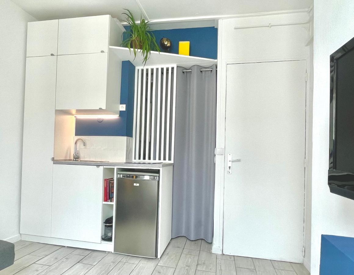 Tiny Studio - 12 M2 - Quartier Saint-ambroise - 5eme Etage Sans Ascenseur *