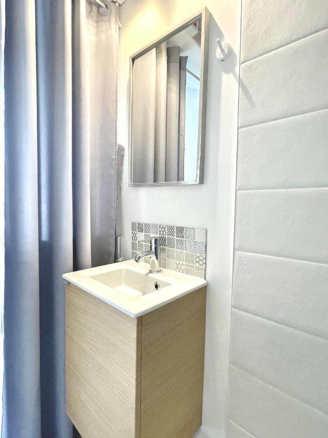Tiny Studio - 12 M2 - Quartier Saint-ambroise - 5eme Etage Sans Ascenseur Apartment